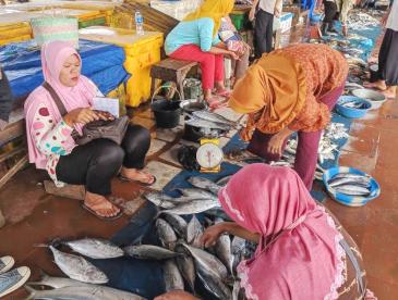 Women fishers sort their catch